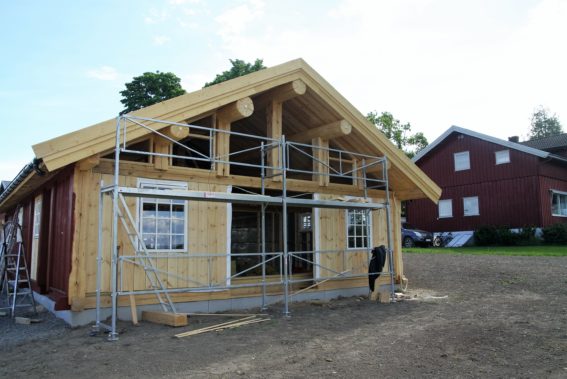Gårdsutsalget: I dette nybygde huset i stavlaft åpner Louise Gjør i slutten av juli gårdsutsalg. Prosjektet har en kostnadsramme på 2,5 millioner kroner. - Hvis ikke vi får det til, kan jeg ikke skjønne hvem andre som skal få det til, ler Louise Gjør.